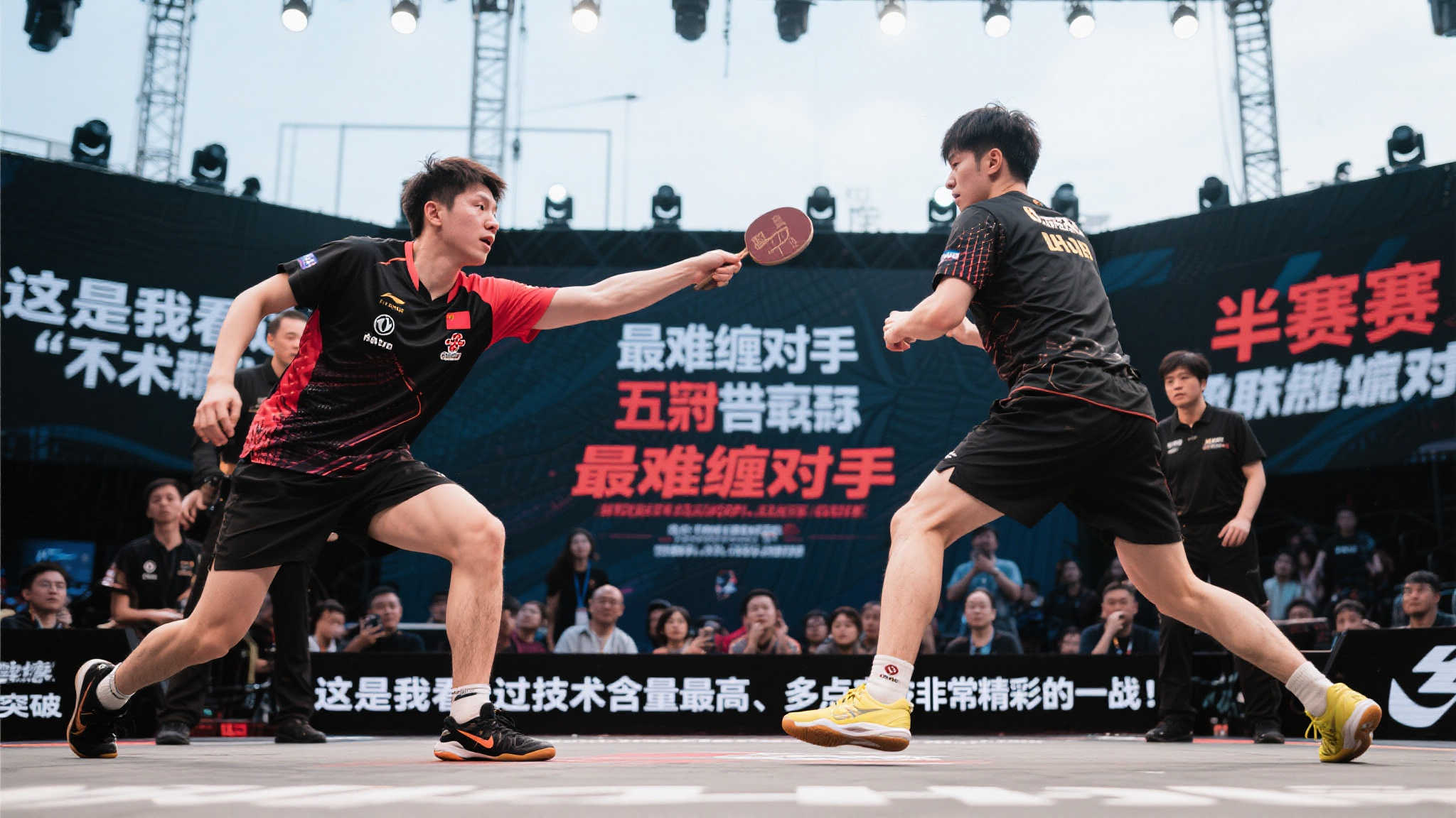 清华大学荣获CUBAL季军,全队上台领取奖牌与奖杯 清华大学荣获CUBAL季军,全队上台领取奖牌与奖杯